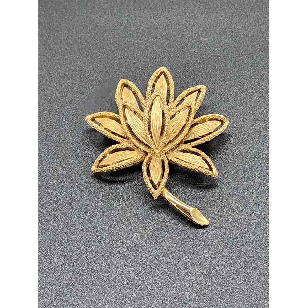 Vintage Avon Waterlily Brooch, Gold Tone Metal Brooch, Great Condition